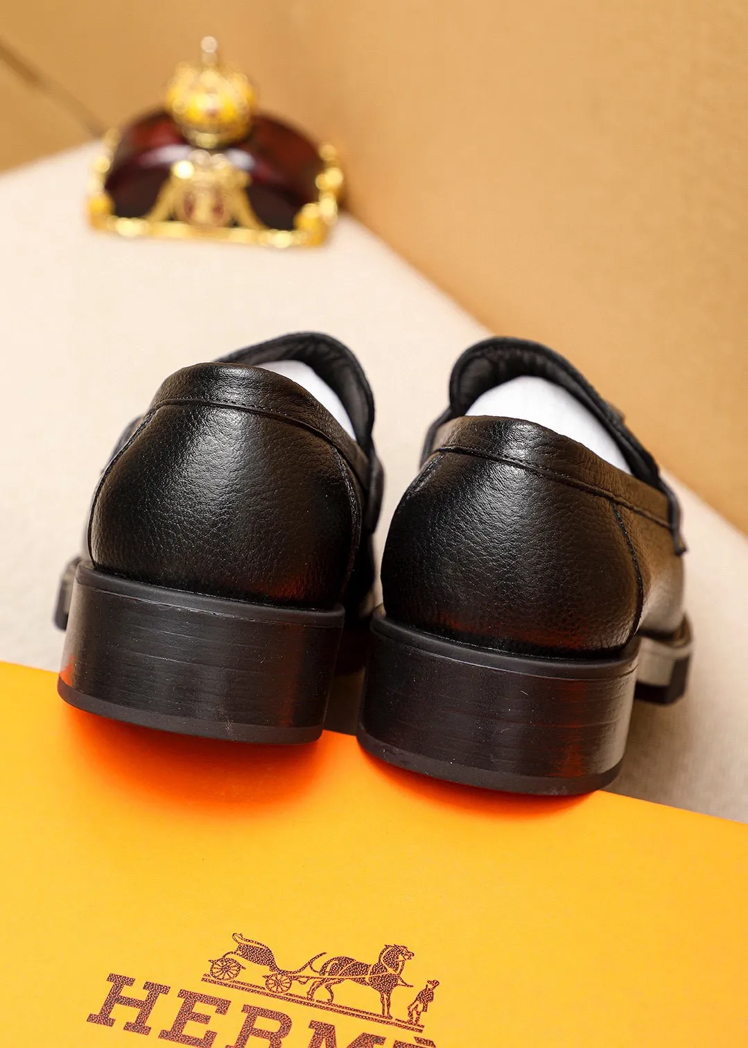 Men's shoes 💰460 💐 Product trademark: HERMES "Hermès" casual leather shoes Regular size: 39-44 (38.45🉑️customized) Product materials: Selected imported first-layer pebbled cowhide leather upper + classic hardware buckle, imported water-dyed 🐂 cowhide lining. Strong three-dimensional visual effect, non-slip and wear-resistant rubber outsole Color: 2⃣️colors available